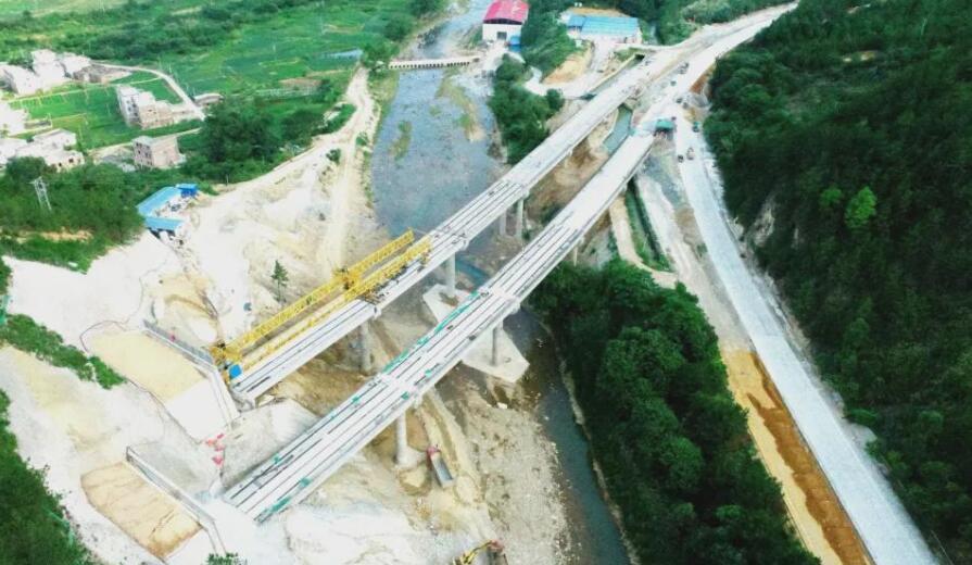 内莞大橋圓滿(man)完成T梁架設任務(wu) 進入上部橋面系(xi)結構施工階段