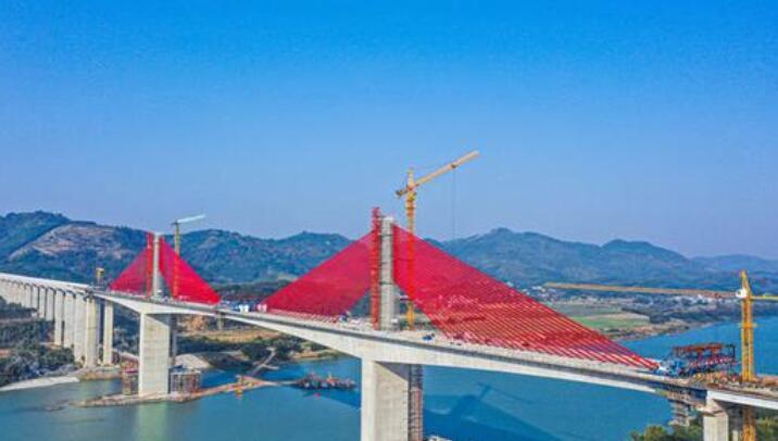 大跨徑(jìng)公路預(yù)應力混(hùn)凝土斜(xie)拉橋培(péi)森柳江(jiang)特大橋(qiao)斜拉索(suo)施工完(wán)成