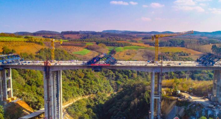 三清(qing)高速全線唯一(yi)連續剛構橋馬(mǎ)蹄河大橋順利(li)合龍