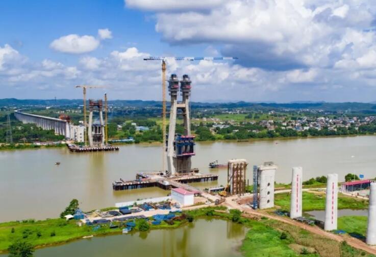 國内高速鐵路(lu)最大跨度鋼-混(hùn)斜拉橋六景郁(yu)江特大橋首座(zuo)主塔封頂