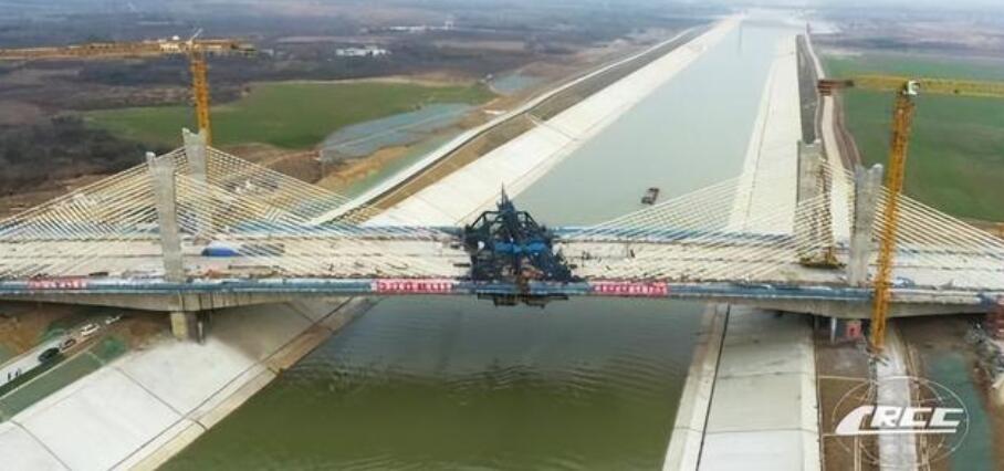 引江濟(ji)淮工程(chéng)跨徑最(zui)大的矮(ǎi)塔斜拉(la)橋合龍(lóng)