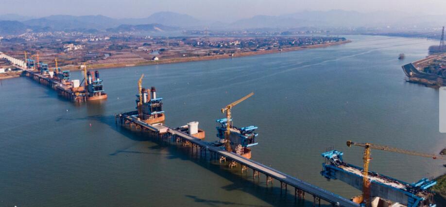 浙江金(jīn)華蘭江(jiāng)特大橋(qiáo)進入上(shàng)部梁體(ti)施工