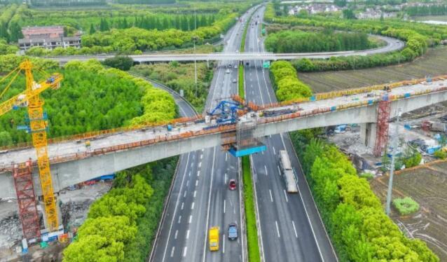 滬蘇(su)湖鐵路跨G60高速(sù)連續梁合龍