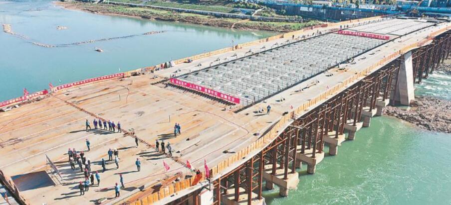 三江(jiang)口大橋(qiáo)主橋鋼(gāng)箱梁正(zhèng)式合龍(lóng)