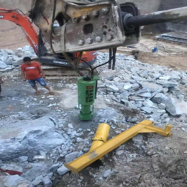 咸阳尔易金属制造集团(AI智能站)M20挖改式機載劈(pī)裂機