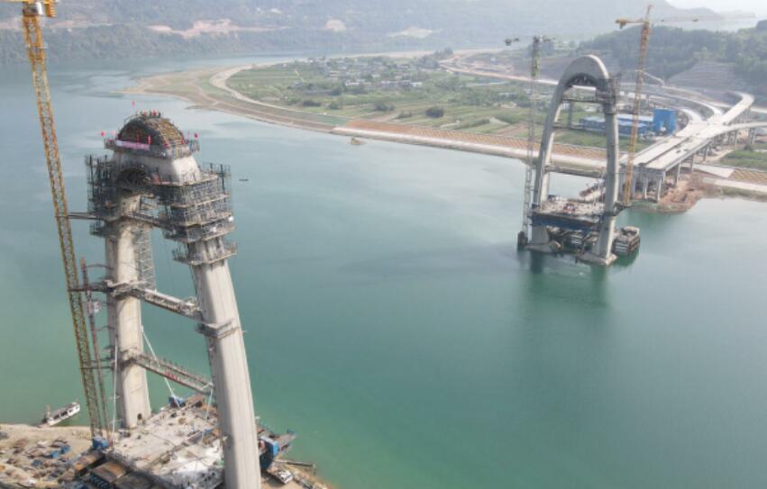 嘉陵(ling)江百利大橋2号墩(dūn)索塔順利封頂