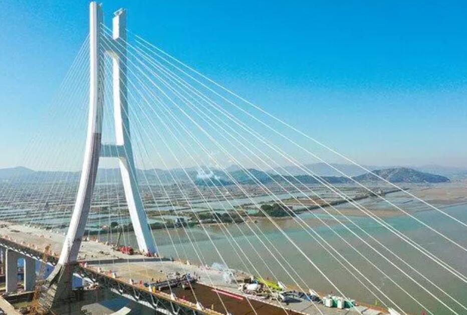 牛田(tian)洋特大橋主橋(qiáo)開始橋面系施(shī)工