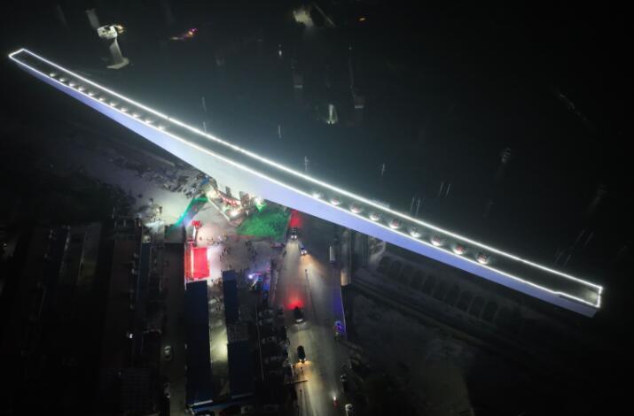 18000噸重233.6米長(zhǎng)！國内跨越高鐵(tiě)最大懸臂單線(xian)轉體橋轉體成(chéng)功