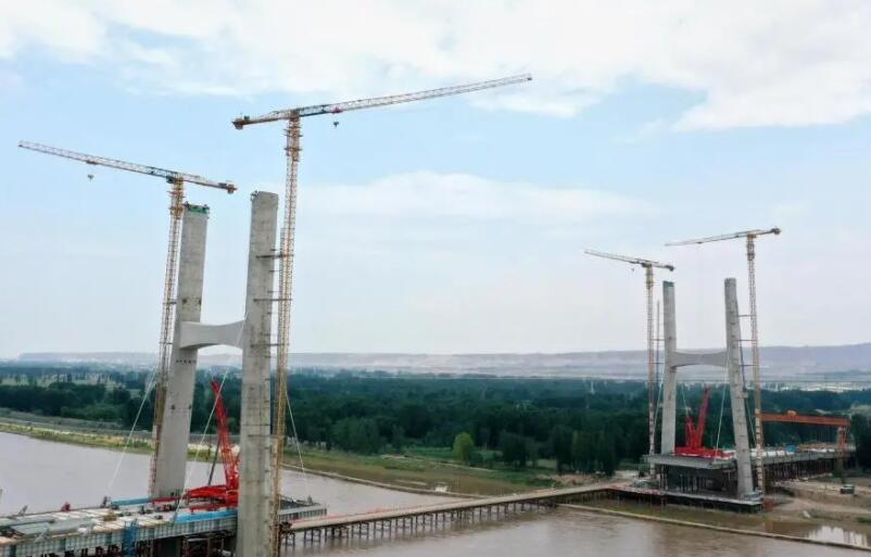 中衛(wèi)下河沿(yan)黃河公(gong)路大橋(qiáo)首對斜(xie)拉索挂(guà)設成功(gong)