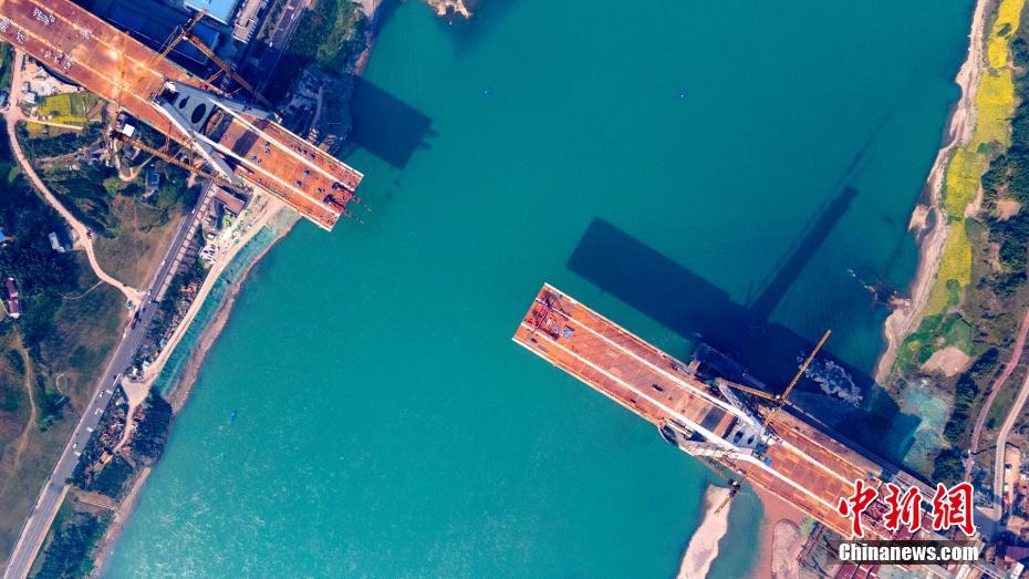 四川宜賓臨(lin)港公鐵兩用長江(jiāng)大橋加緊鋼箱梁(liáng)吊裝施工