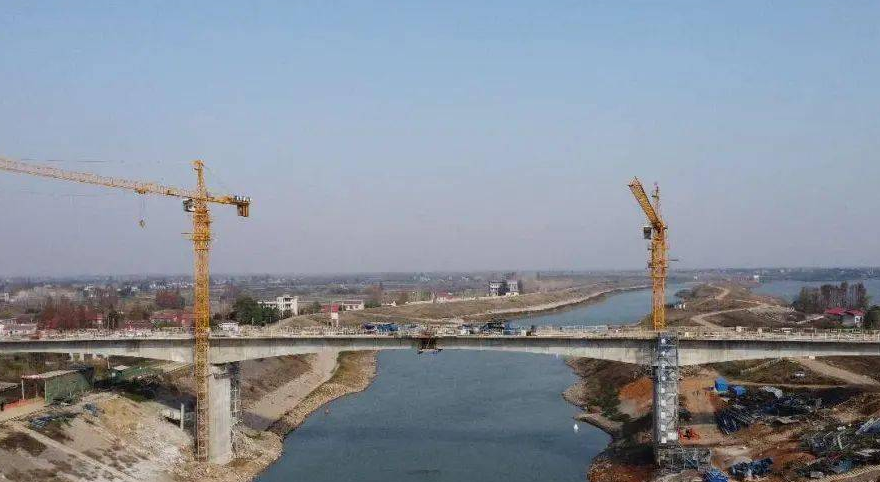 常(chang)德安鄉(xiāng)馬坡湖(hu)大橋主(zhu)橋順利(lì)合龍