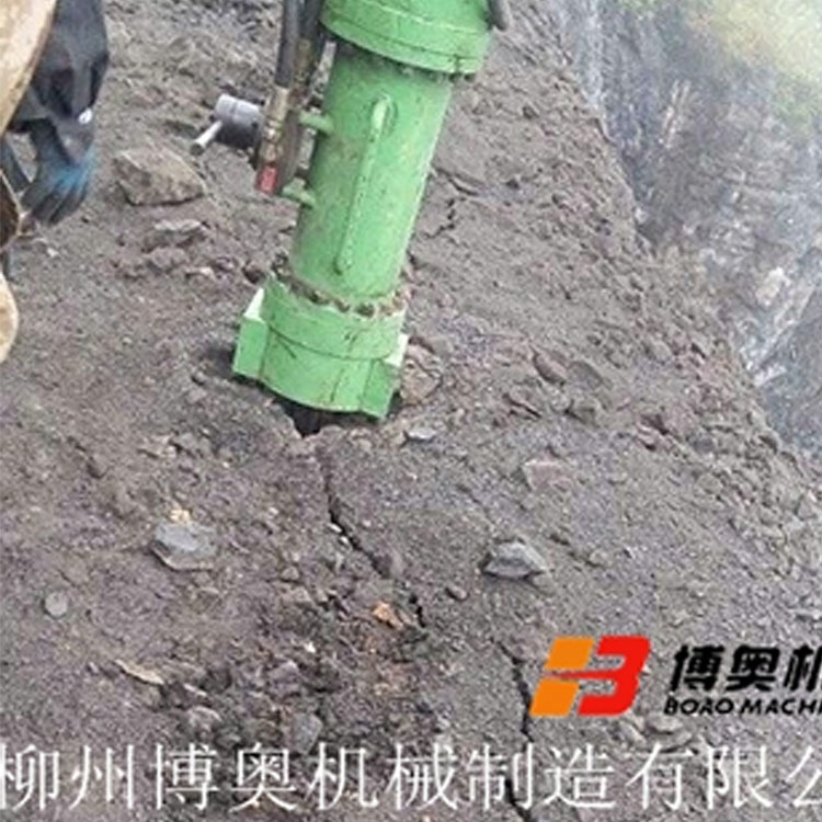 礦山破(po)石劈裂機設(she)備