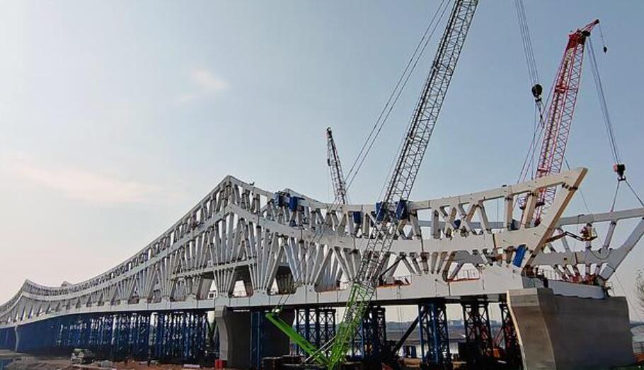 衢州智慧(hui)島景觀橋項目西(xī)橋主橋南北兩岸(an)正式貫通