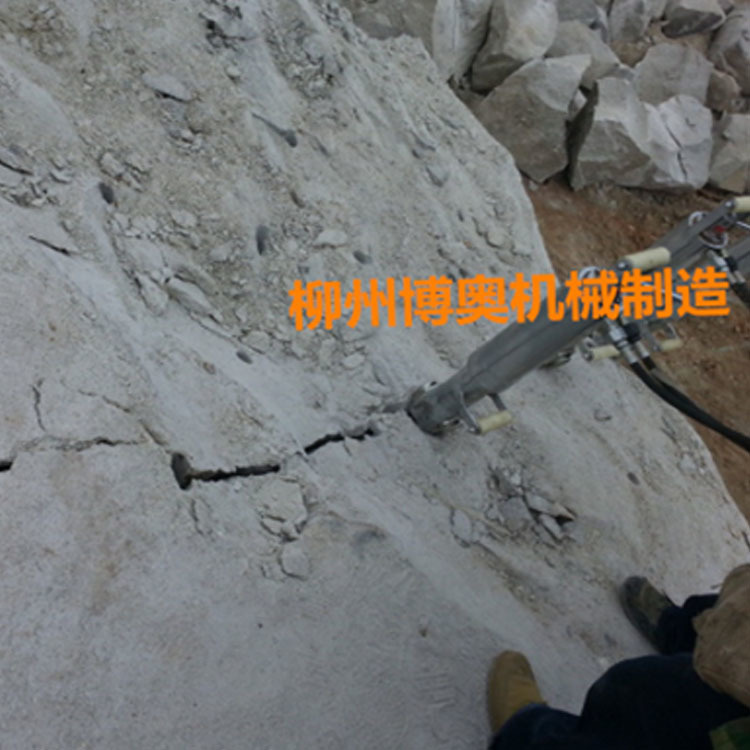 地基(ji)石開挖設(she)備劈裂機(jī)