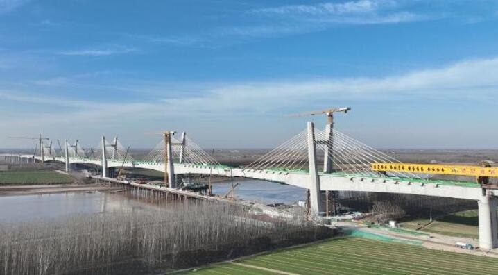 國内首(shou)個高速(sù)鐵路五(wǔ)塔斜拉(lā)橋——長清(qing)黃河特(tè)大橋主(zhu)橋合龍(long)