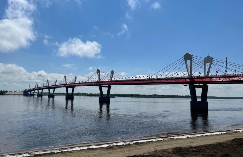 連接(jie)中國和俄羅斯(sī)兩國邊境的黑(hei)龍江大橋正式(shi)通車