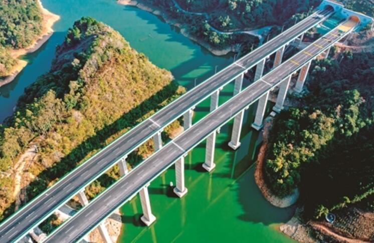 巴馬(mǎ)至平果高速公(gong)路提前兩年通(tōng)車