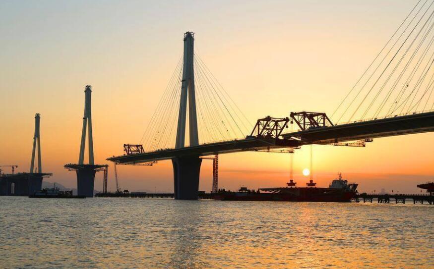 目前(qian)世界上最寬公(gōng)鐵兩用斜拉橋(qiáo)珠海金海大橋(qiáo)标準鋼箱梁架(jia)設過半