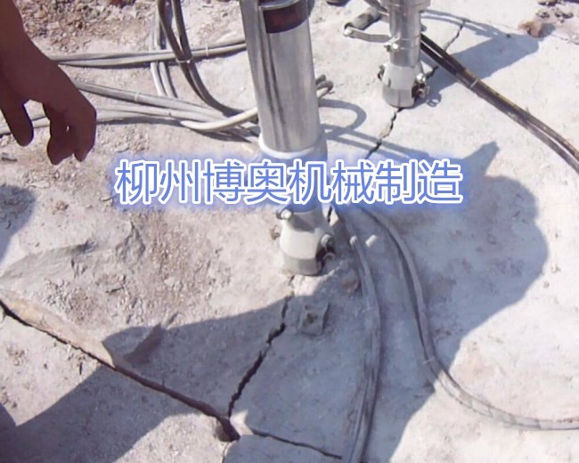 岩石劈裂機(ji)的使用維護決定(ding)設備的使用壽命(mìng)