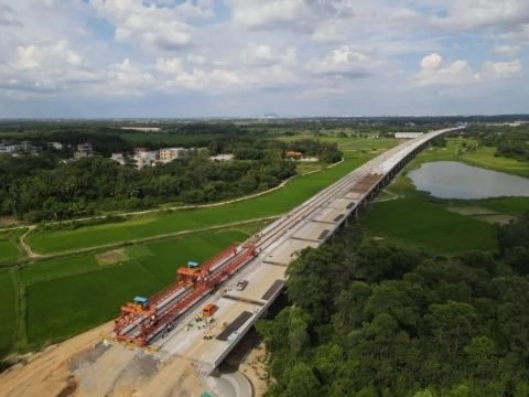 海(hǎi)南文臨(lín)公路龍(long)州河特(tè)大橋完(wan)成箱梁(liáng)架設