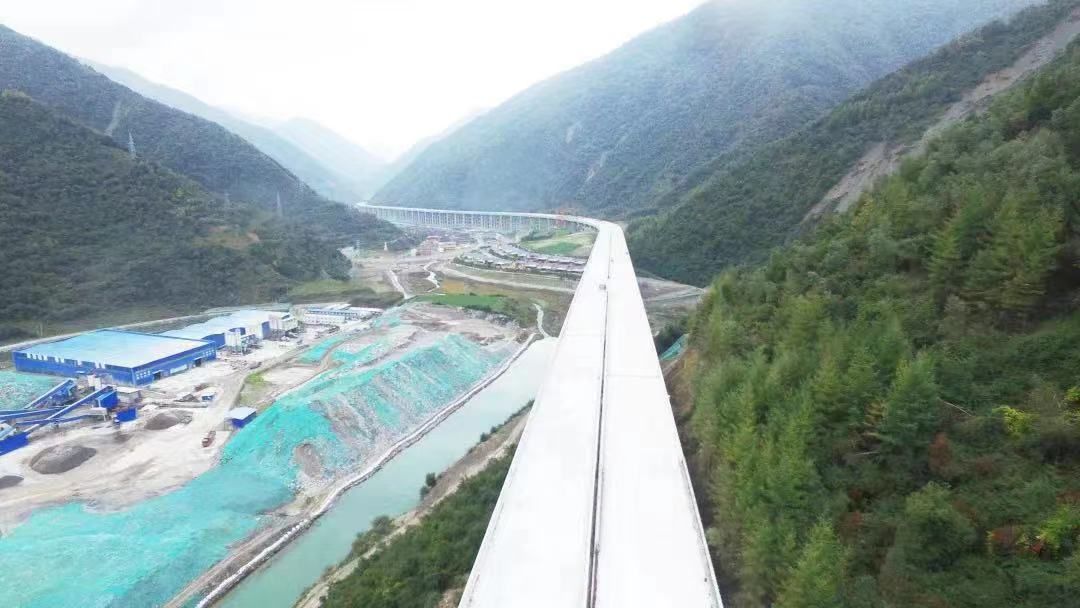 九(jiu)綿高速(su)全線難(nan)度最大(dà)剛構橋(qiao)厄哩村(cūn)特大橋(qiao)主橋雙(shuang)幅合龍(lóng)