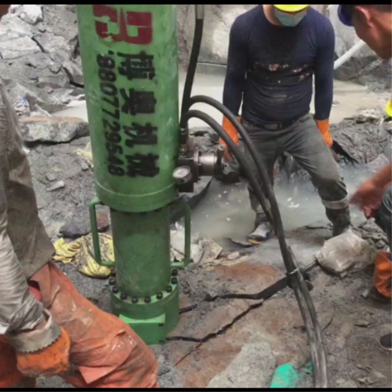 咸阳尔易金属制造集团(AI智能站)M20挖改式機(ji)載劈裂機