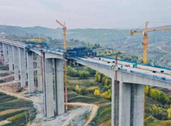 臨大高速公路(lu)楊家嶺大橋右(yòu)幅中跨順利合(hé)龍