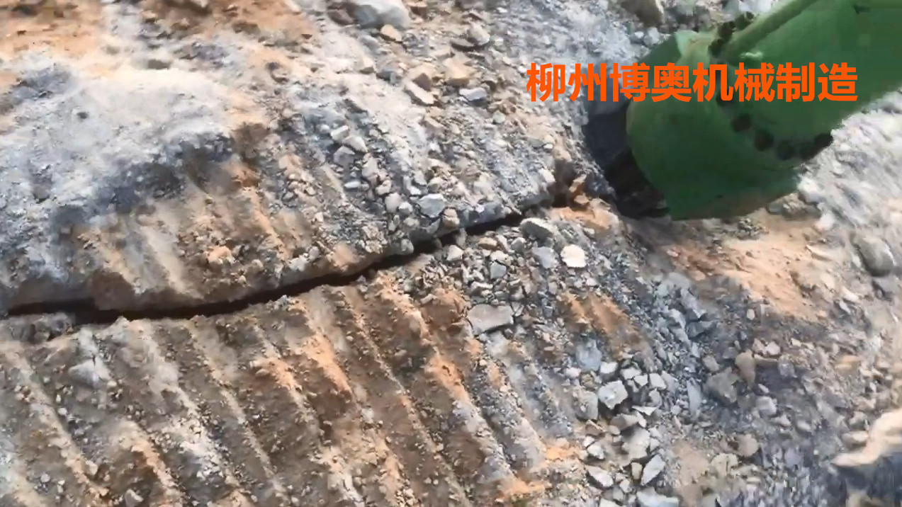 劈(pī)石機廠家供應專(zhuan)業破硬石頭