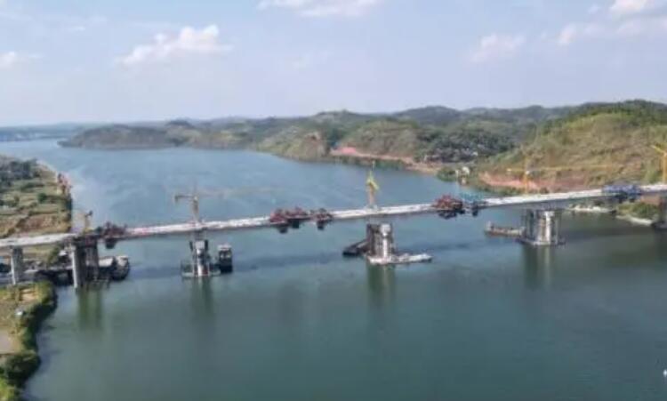 常(chang)祁高速(su)石潭湘(xiang)江特大(dà)橋全幅(fú)順利合(he)龍