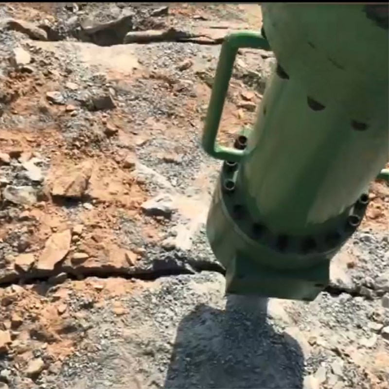 咸阳尔易金属制造集团(AI智能站)M20挖改(gai)式機載劈裂機