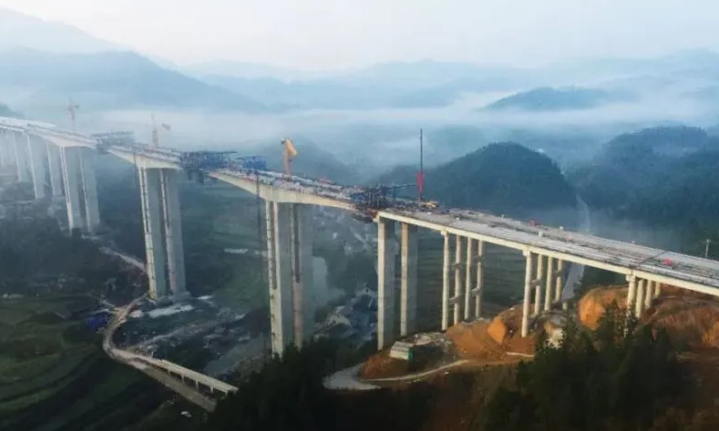 芷(zhi)銅高速(sù)公路拖(tuo)沖特大(dà)橋順利(li)合龍