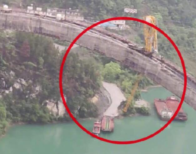 重慶(qing)一在建(jiàn)大橋塔(ta)吊被撞(zhuang)斷