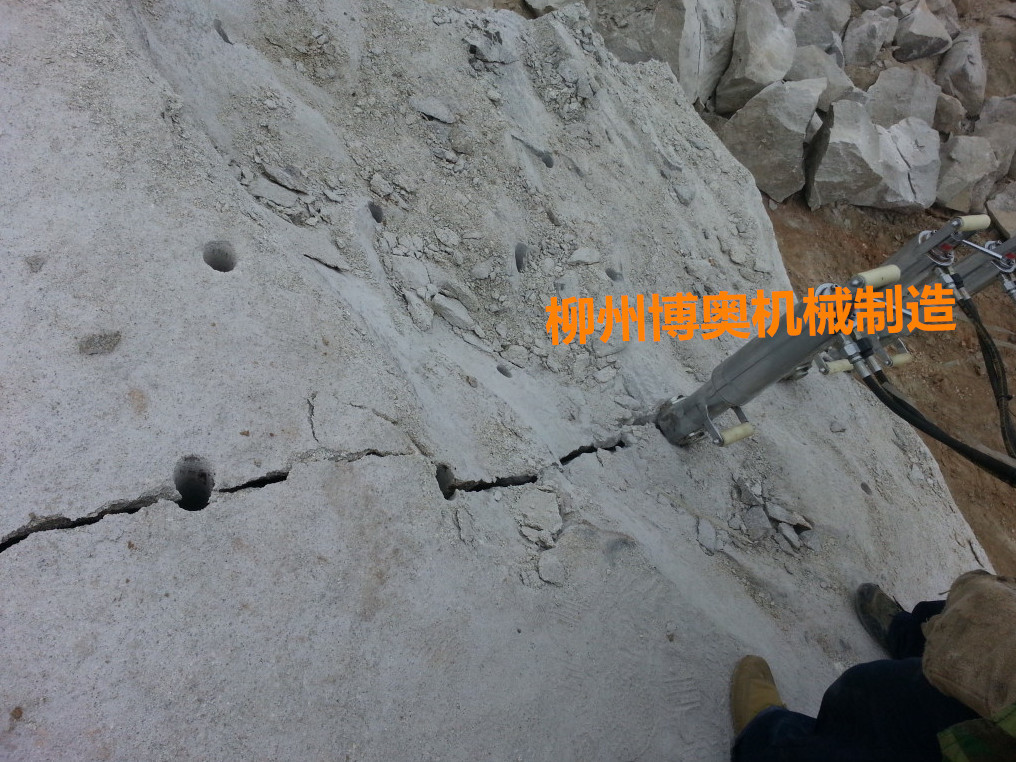 劈石(shí)機廠家供(gong)應專業破(po)硬石頭